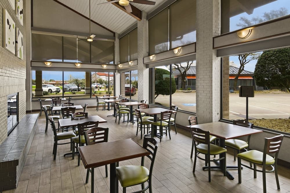 Red Roof Inn & Suites Irving – DFW Airport South interior in Irving, TX — gallery photo 2