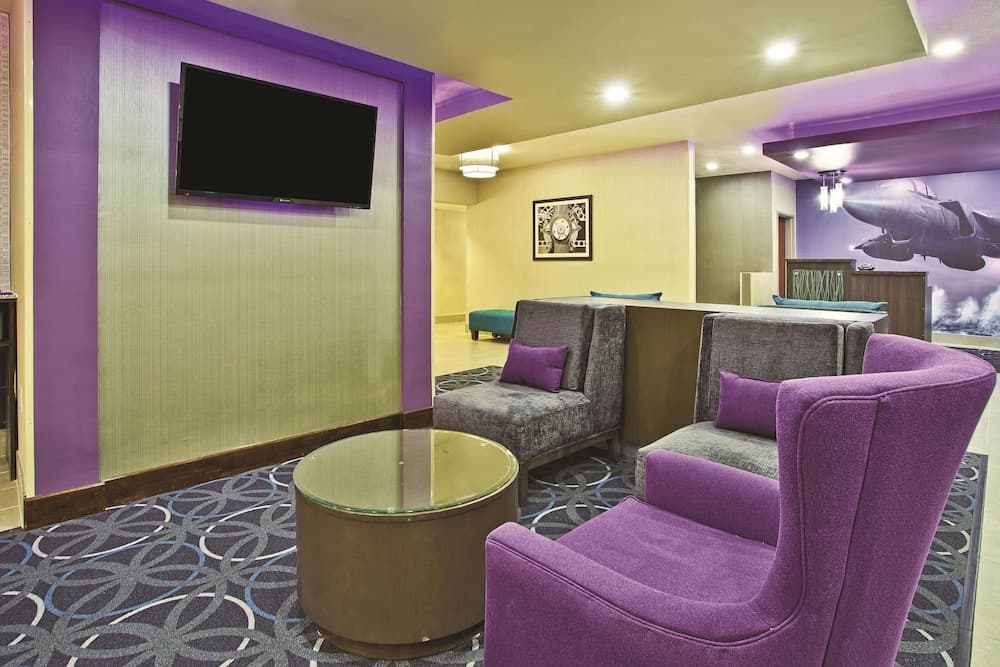 La Quinta Inn & Suites by Wyndham Fairborn Wright-Patterson interior in Fairborn, OH — gallery photo 2