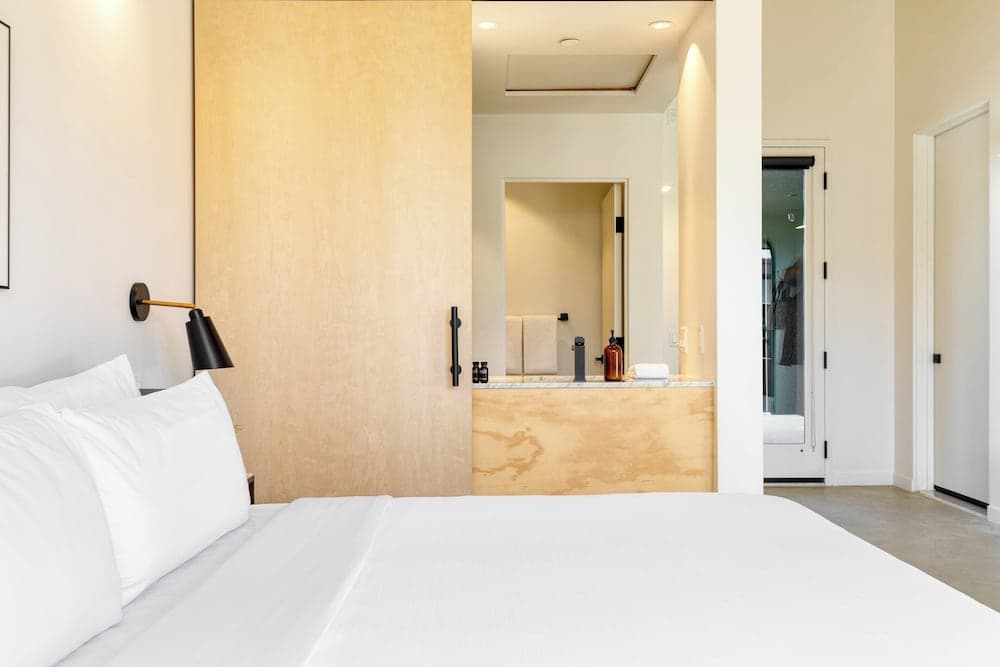 Blackhaus C & D Buyout by Avantstay Sleeps 16 property views in Palm Springs, CA — gallery photo 3