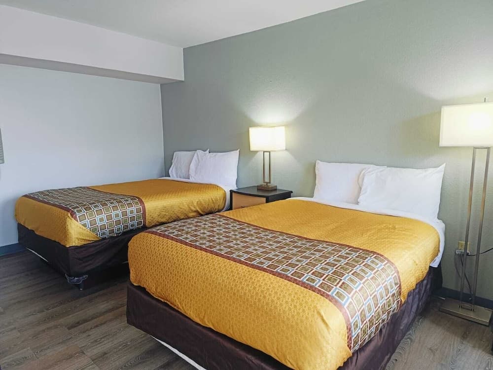 Capital O Travelers Inn Lawton Fort Sill interior in Lawton, OK — gallery photo 2