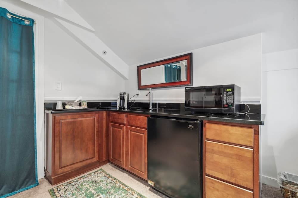 The Columbia Inn at Peralynna Manor property views in Columbia, MD — gallery photo 3