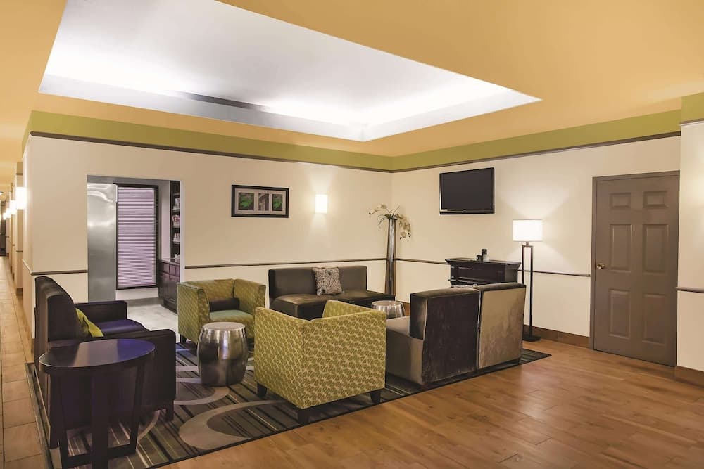 La Quinta Inn & Suites by Wyndham Beaumont West property views in Beaumont, TX — gallery photo 3