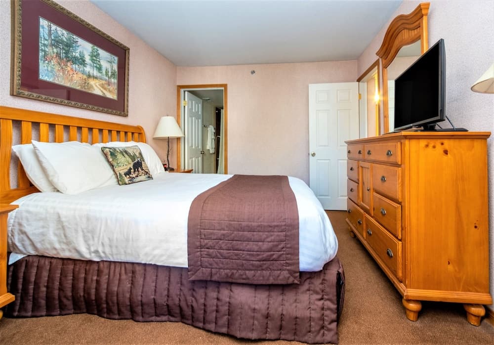 Lagonita Lodge property views in Big Bear Lake, CA — gallery photo 3