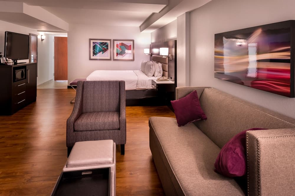 Holiday Inn Hotel & Suites Beaumont Plaza (I-10 & Walden) by IHG interior in Beaumont, TX — gallery photo 2
