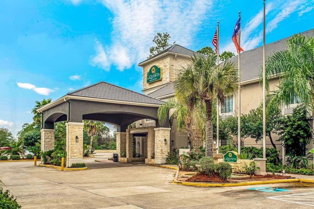 La Quinta Inn & Suites by Wyndham Kingwood Houston IAH Airpt featured exterior or lobby in Kingwood, TX — similar hotel