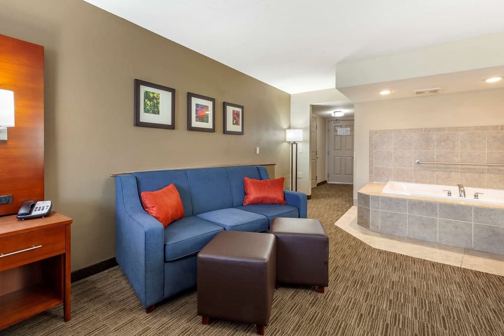 Comfort Suites Oshkosh West property views in Oshkosh, WI — gallery photo 3