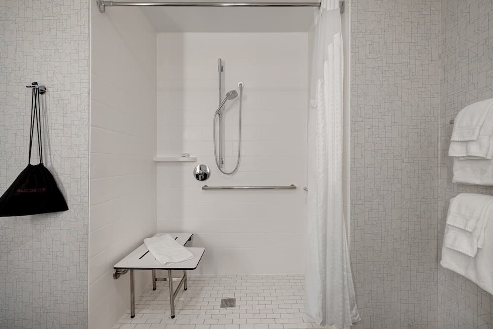 Holiday Inn Express & Suites Detroit Dearborn by IHG gallery photo in Dearborn, MI — image 42
