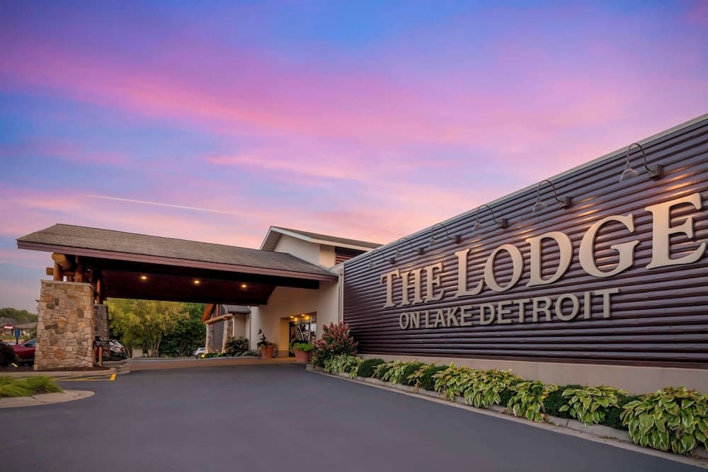 Best Western Premier The Lodge on Lake Detroit — hotel in Detroit Lakes, Minnesota