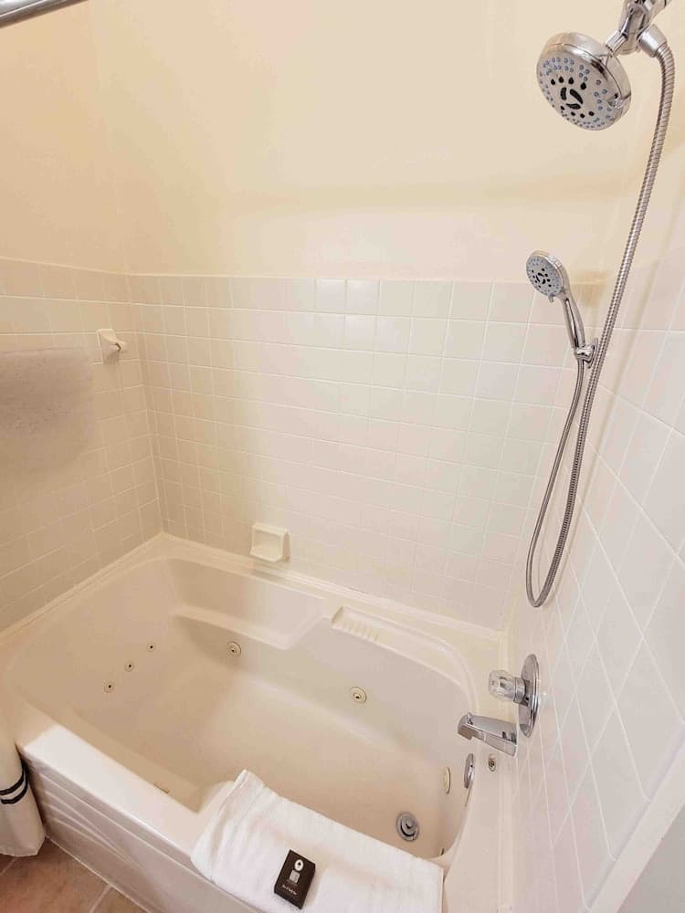Grand Wood Suites gallery photo in Nashville, IN — image 14
