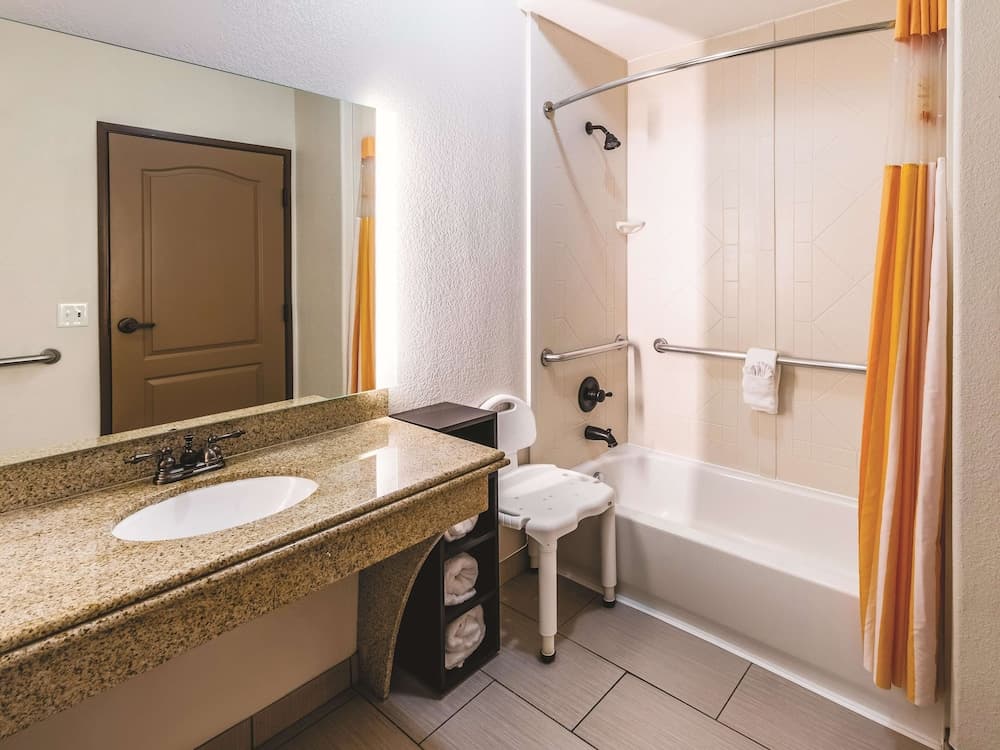La Quinta Inn & Suites by Wyndham Dallas Grand Prairie South gallery photo in Grand Prairie, TX — image 29