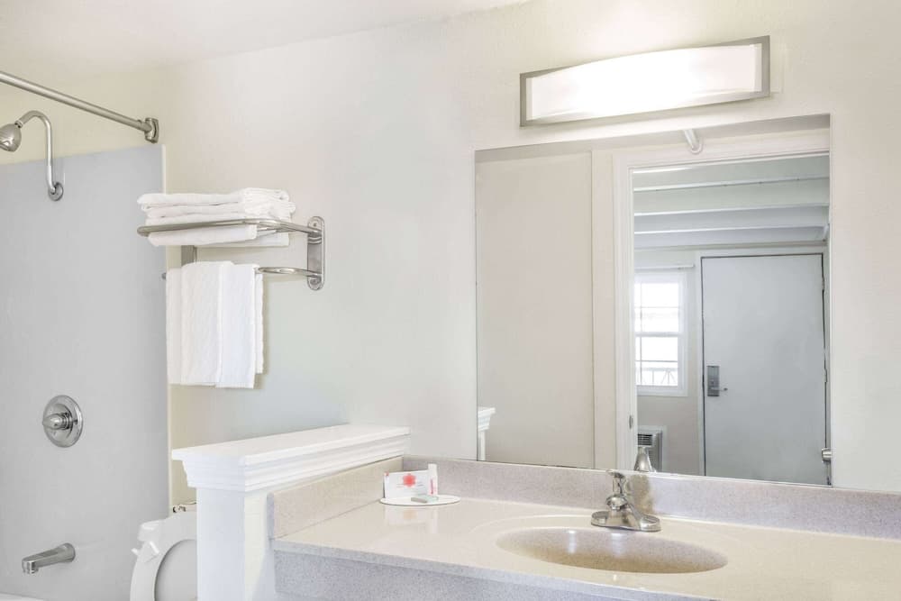 Travelodge by Wyndham Fairfield/Napa Valley gallery photo in Fairfield, CA — image 5