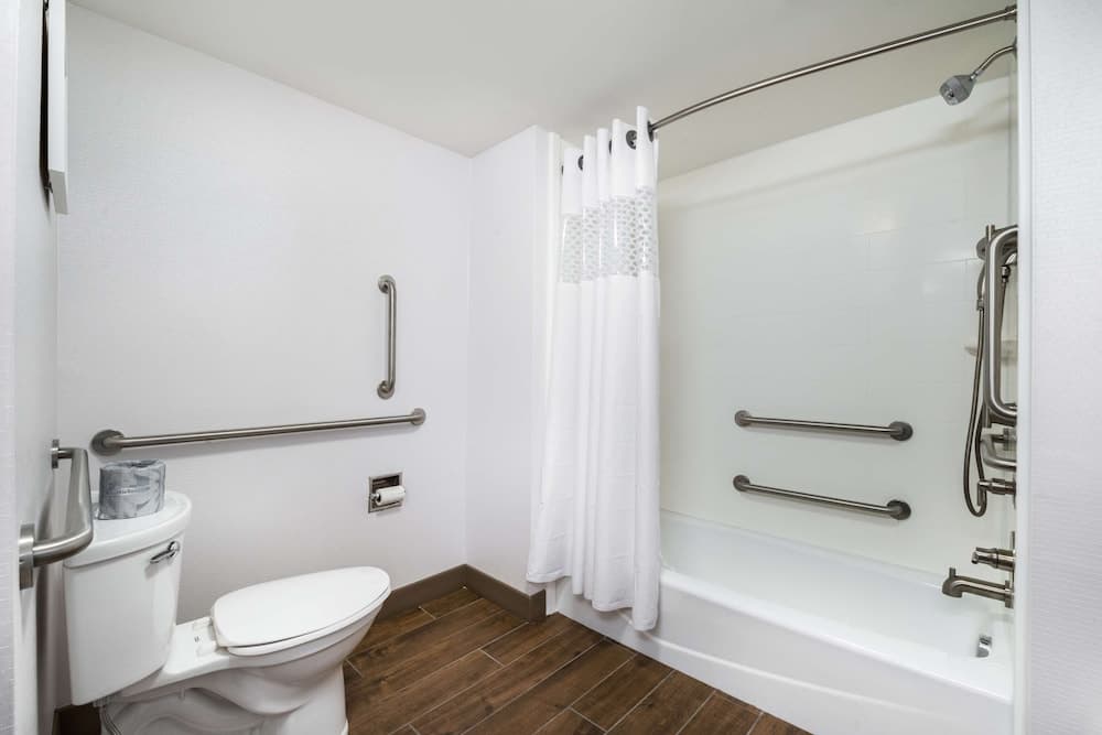 Hampton Inn & Suites Wixom gallery photo in Wixom, MI — image 31