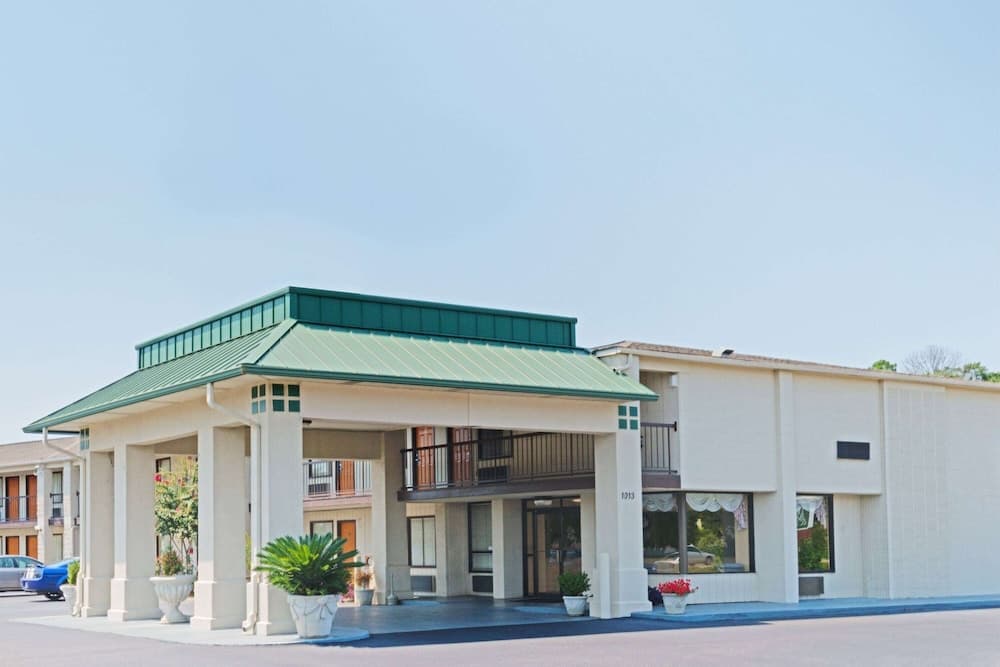 Baymont by Wyndham Troy — hotel in Troy, Alabama