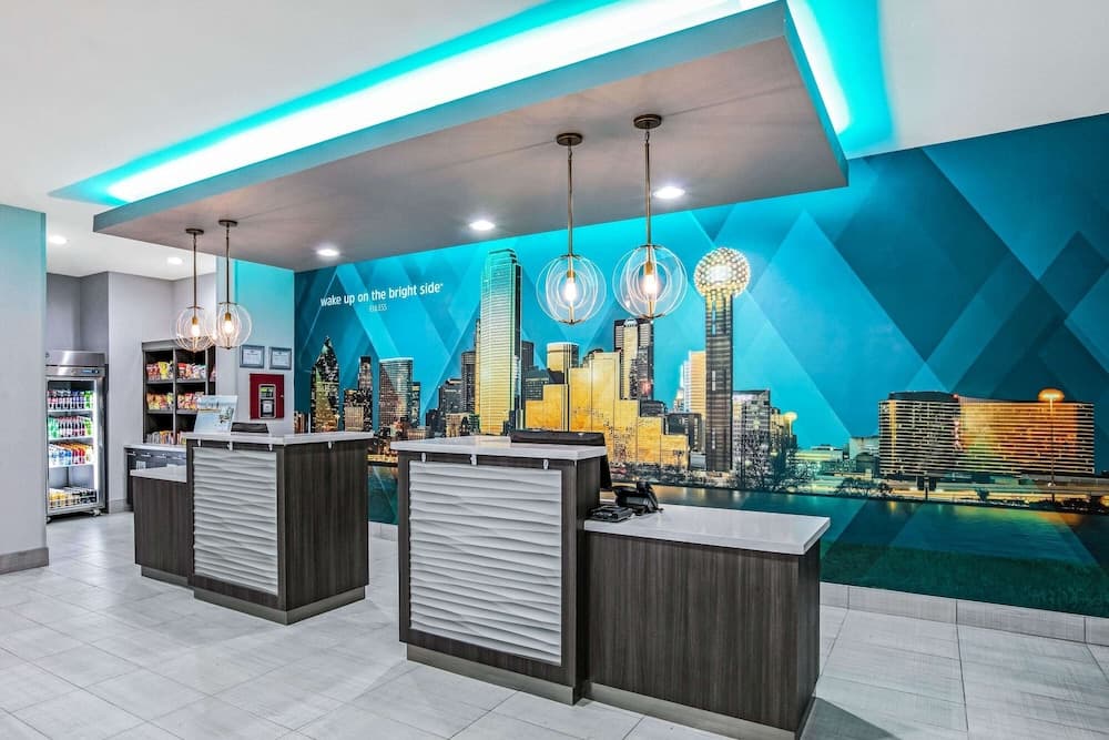 La Quinta Inn & Suites by Wyndham DFW West-Glade Parks interior in Euless, TX — gallery photo 2