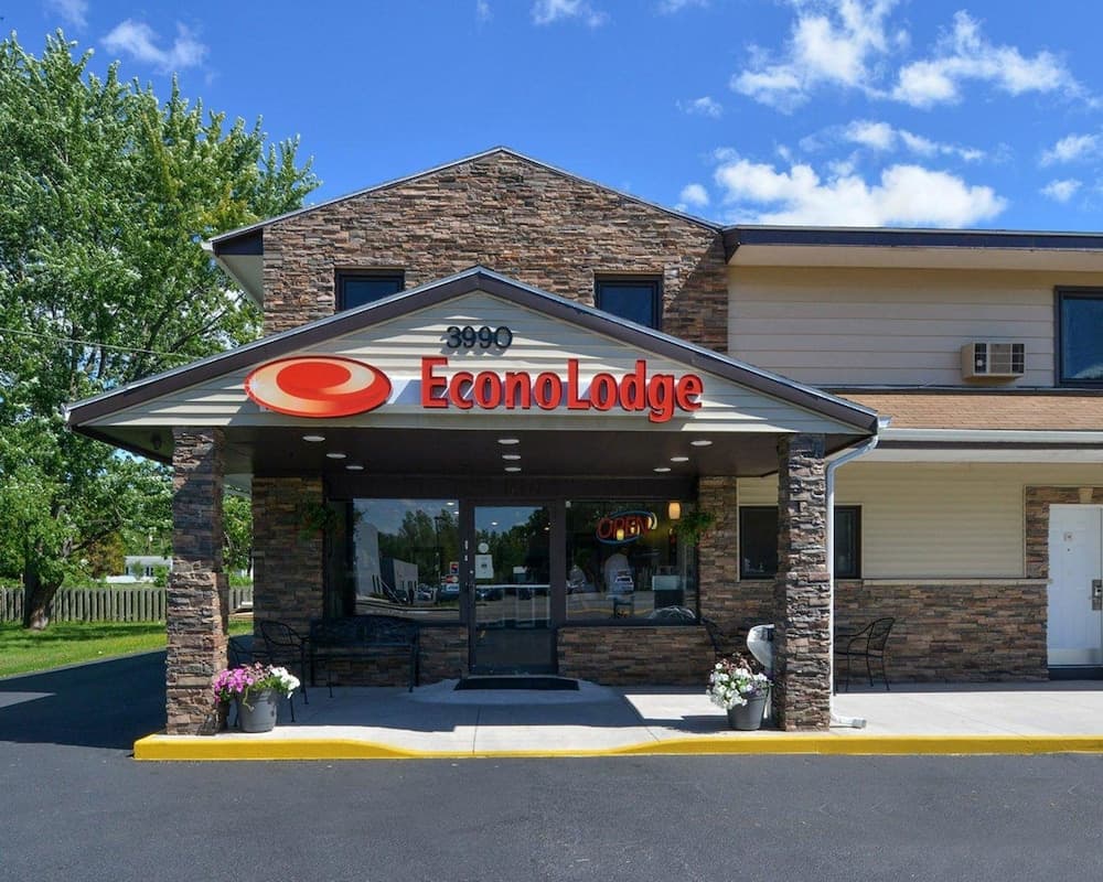 Econo Lodge Rochester I-90 & I-390 featured exterior or lobby in Rochester, NY — similar hotel