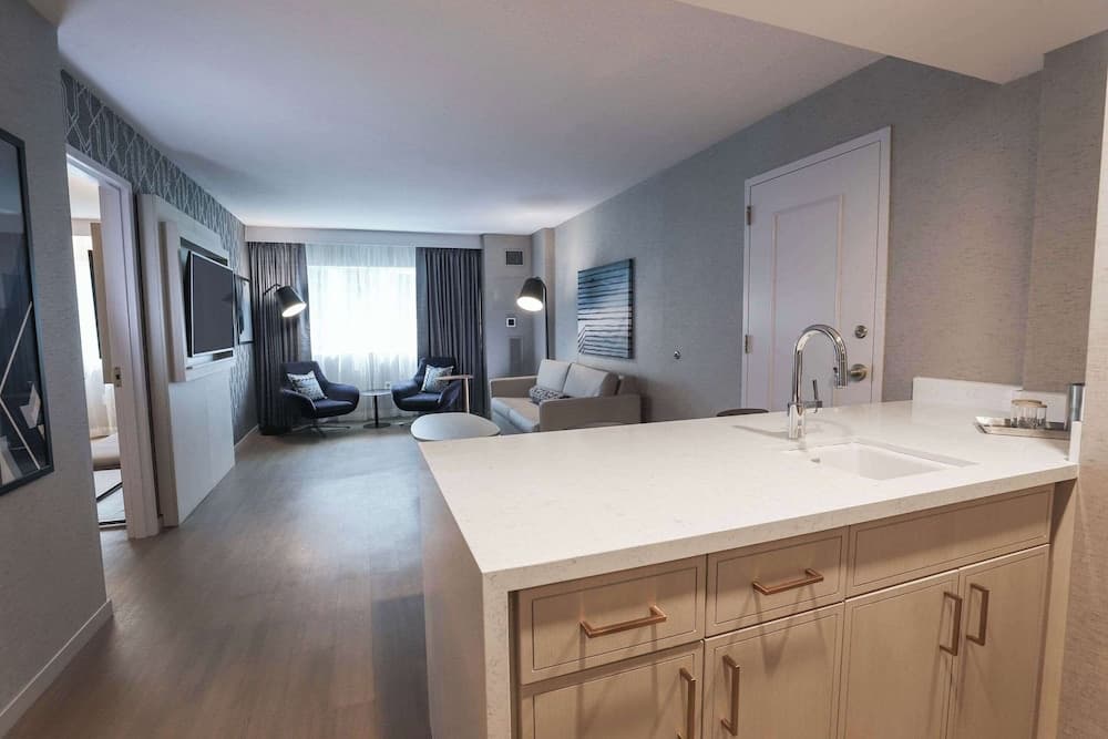 Radisson Plaza Hotel at Kalamazoo Center gallery photo in Kalamazoo, MI — image 43