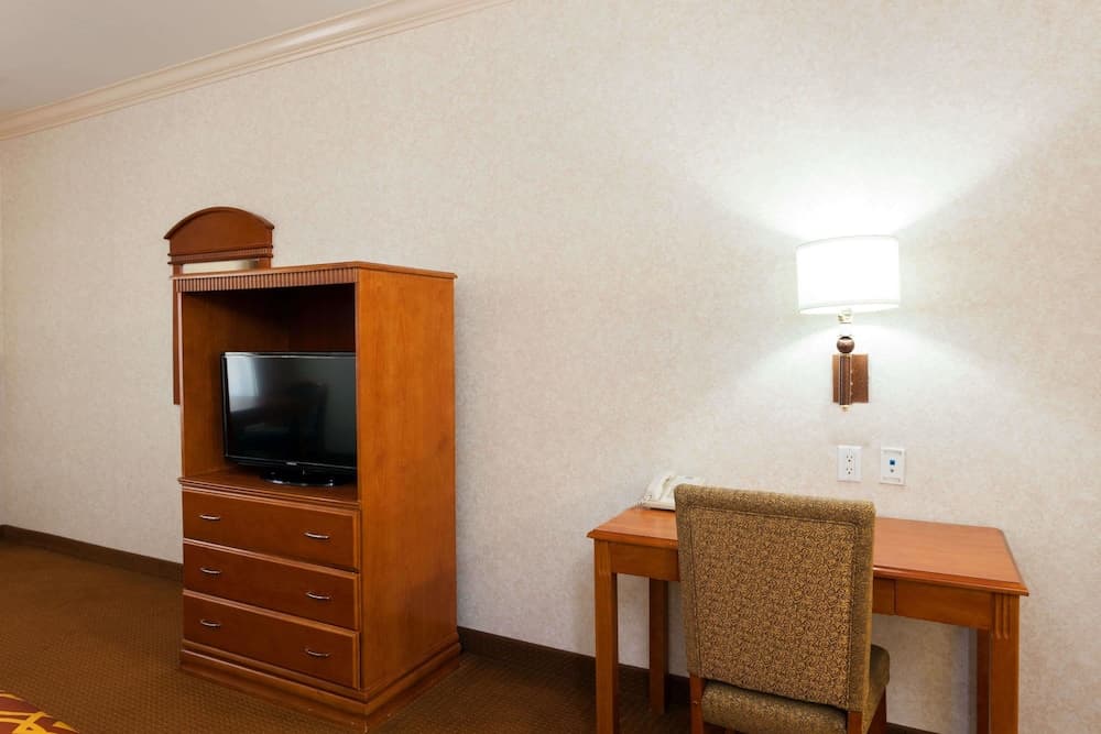 Howard Johnson Hotel & Suites by Wyndham Pico Rivera property views in Pico Rivera, CA — gallery photo 3