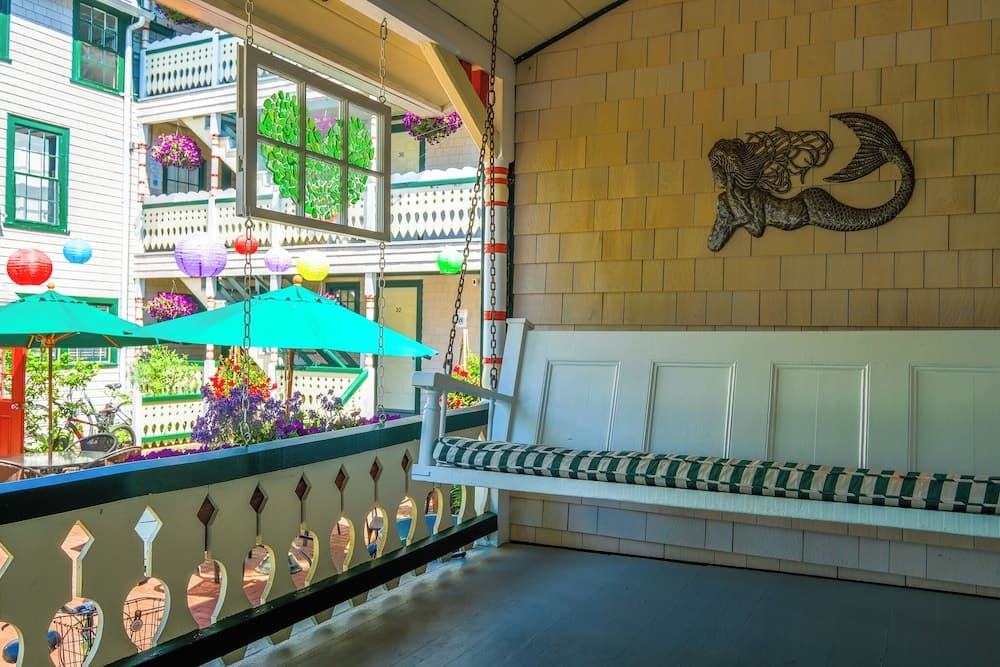 Pequot Hotel gallery photo in Oak Bluffs, MA — image 9