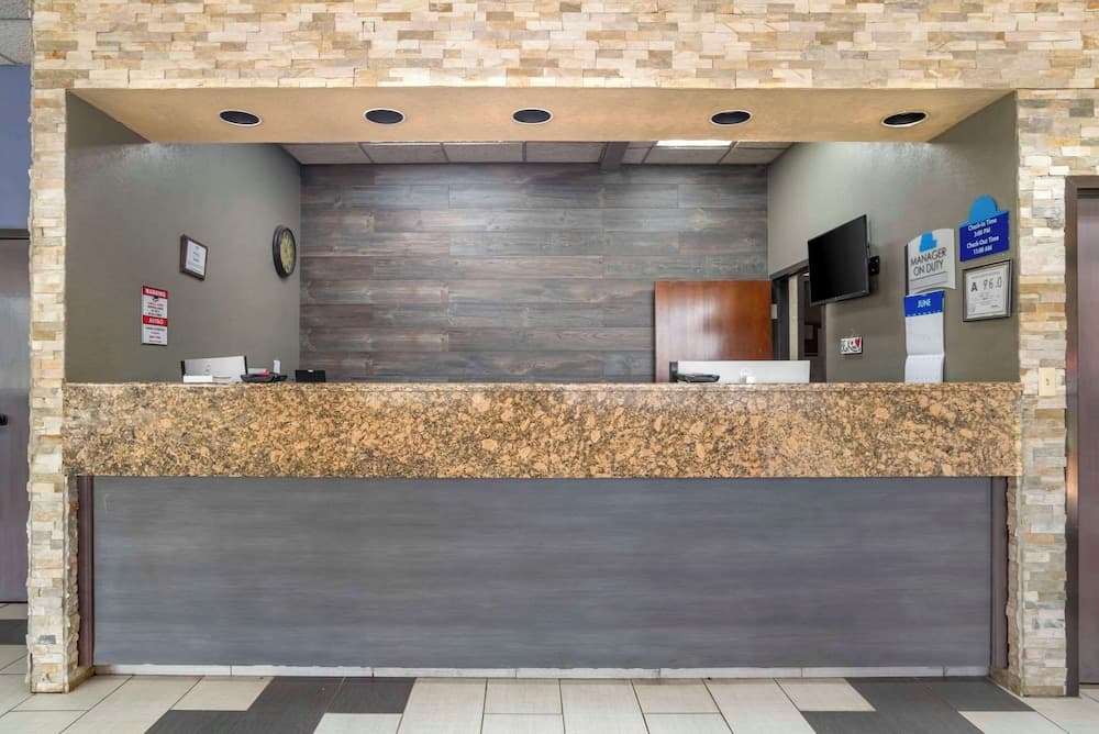 Quality Inn near Speedway interior in Wilkesboro, NC — gallery photo 2