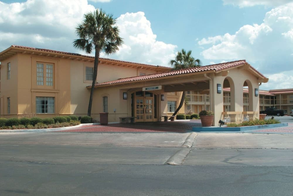 Baymont by Wyndham San Antonio South Park — hotel in San Antonio, Texas