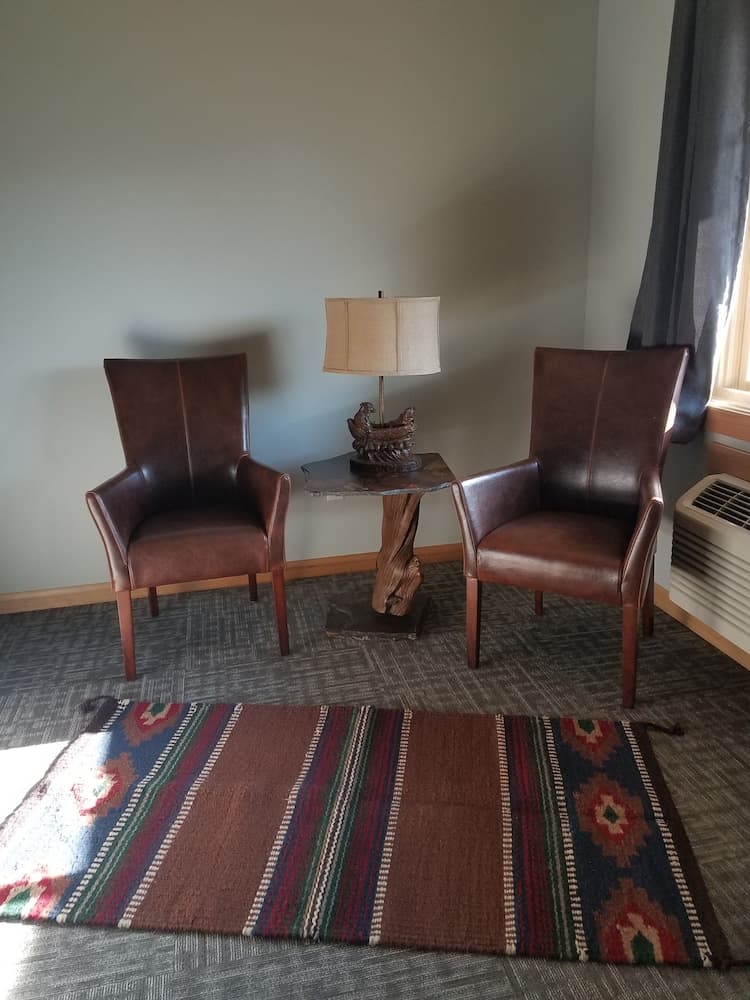 406 Lodge interior in Gardiner, MT — gallery photo 2