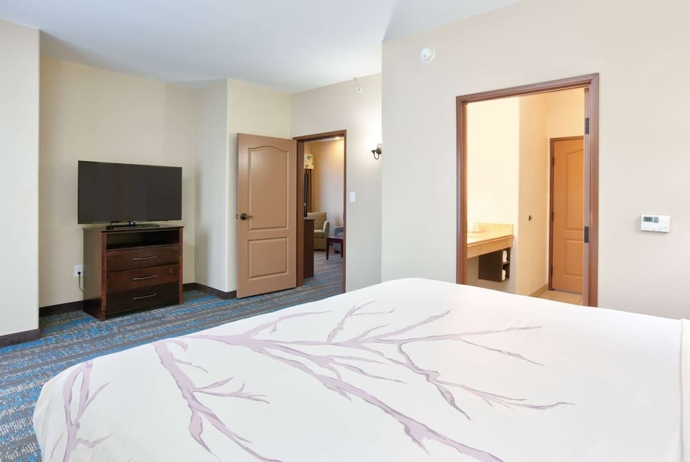La Quinta Inn & Suites by Wyndham Dallas Grand Prairie South gallery photo in Grand Prairie, TX — image 4