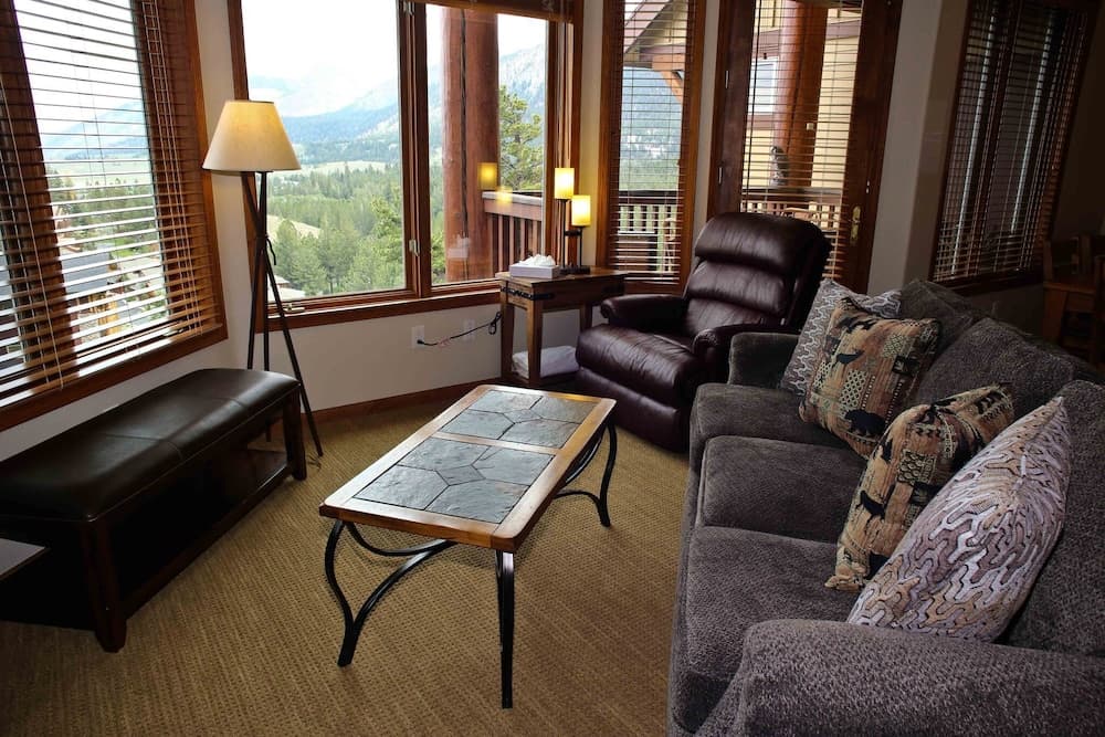 Eagle Run 204 interior in Mammoth Lakes, CA — gallery photo 2