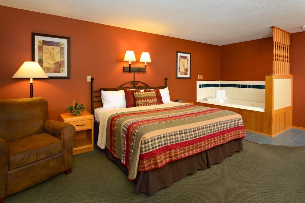 The Pointe Hotel and Suites property views in Minocqua, WI — gallery photo 3