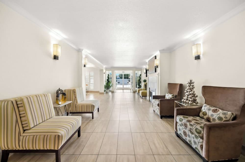 Best Western Executive Inn interior in Los Banos, CA — gallery photo 2