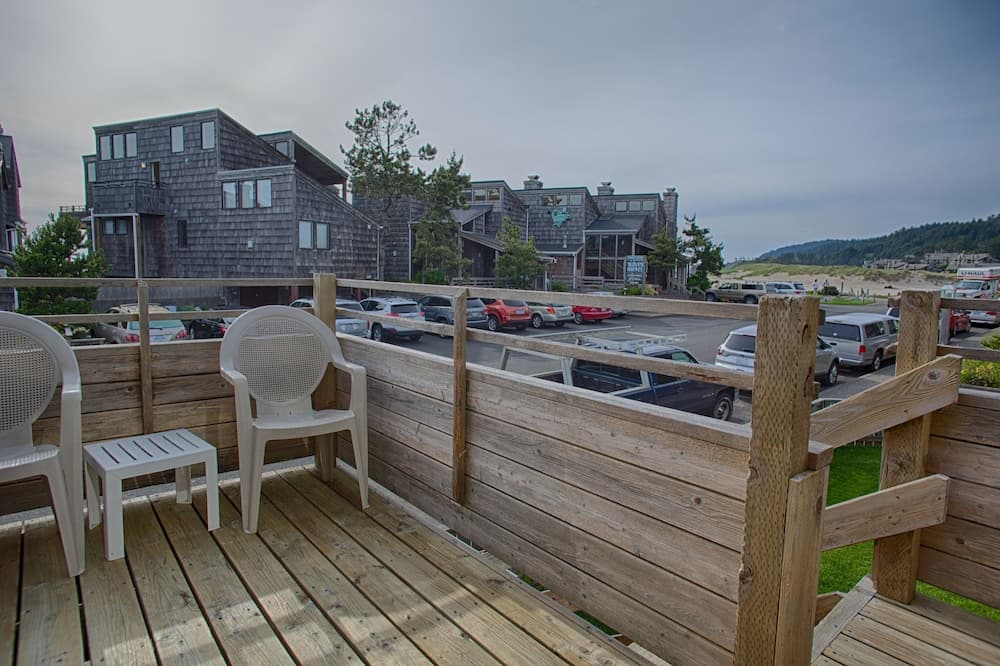 The Waves/The Argonauta Inn/The White Heron Lodge interior in Cannon Beach, OR — gallery photo 2