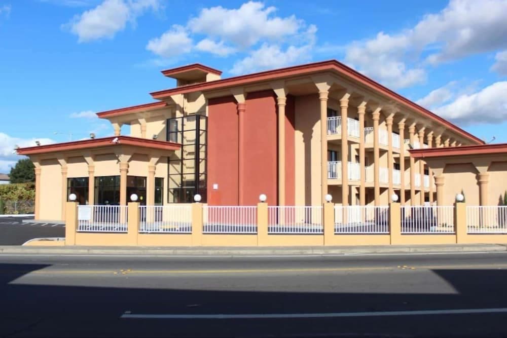 Super 8 by Wyndham Vallejo/Napa Valley — hotel in Vallejo, California
