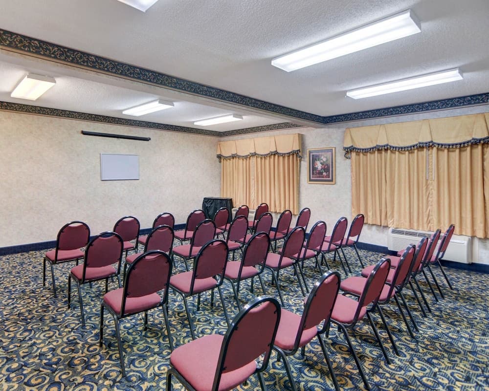 Quality Inn & Suites Grand Prairie South interior in Grand Prairie, TX — gallery photo 2