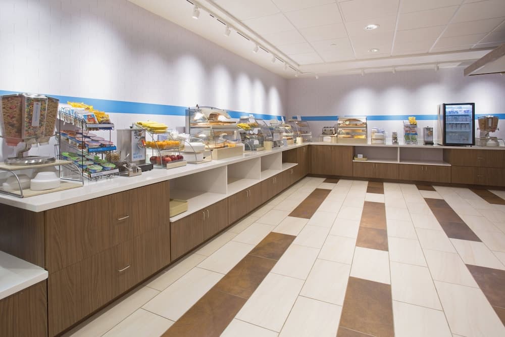 Holiday Inn Express & Suites Jacksonville Camp Lejeune Area by IHG property views in Jacksonville, NC — gallery photo 3