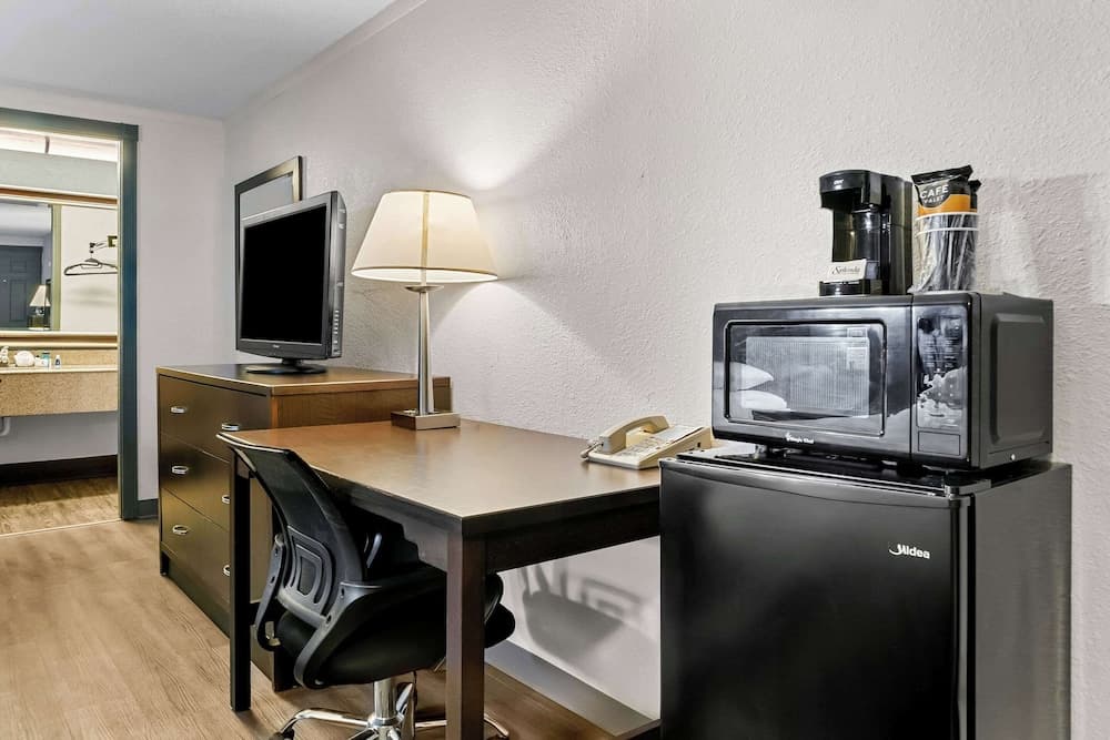 Rodeway Inn & Suites Saginaw I-675 gallery photo in Saginaw, MI — image 43