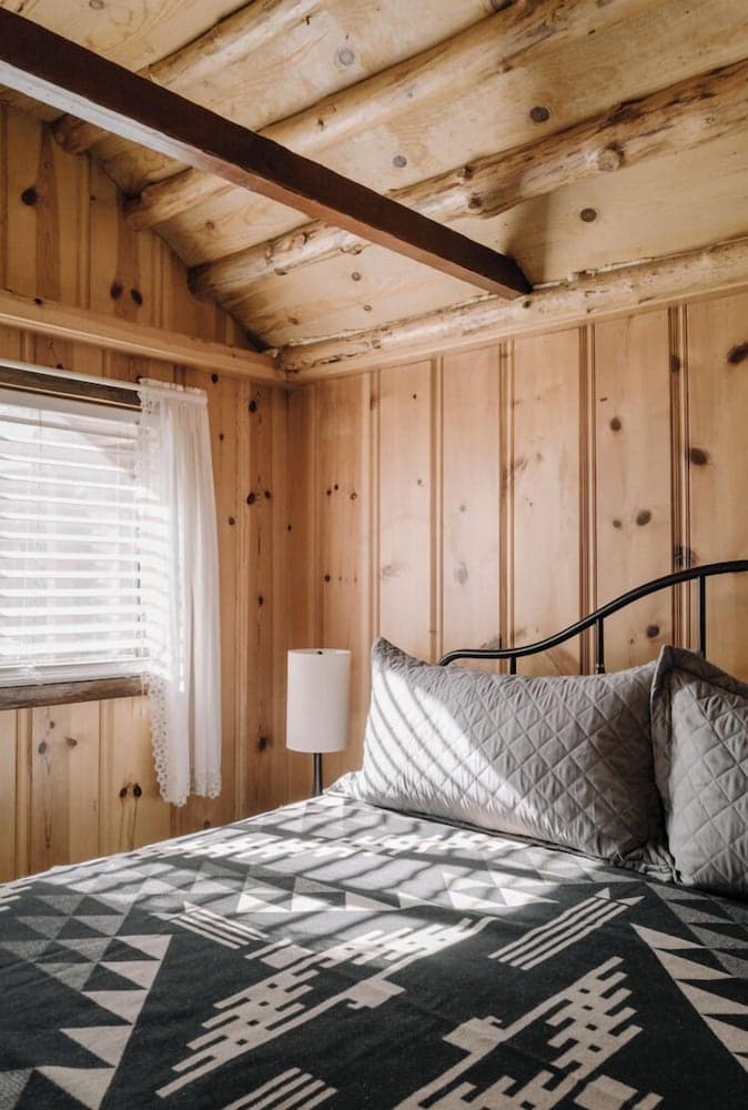 OAK Knoll Studio Unit 5 #2404 interior in Big Bear Lake, CA — gallery photo 2