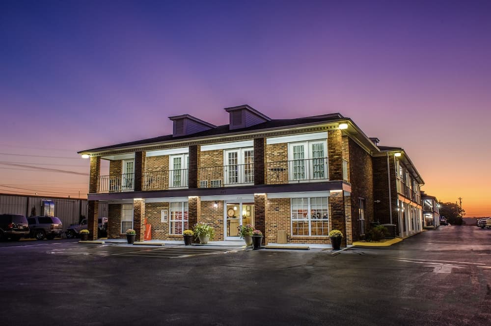 Richland Inn Lawrenceburg — hotel in Lawrenceburg, Tennessee