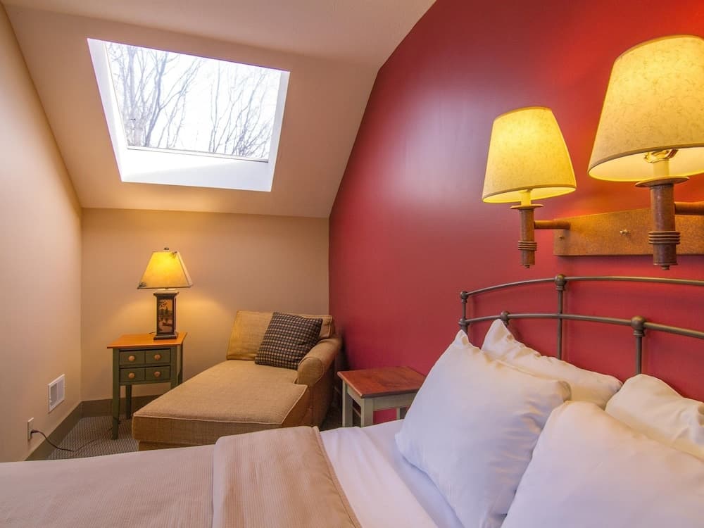 Spacious 2 Bed At Crystal Mountain Resort 2 Bedroom Condo by RedAwning interior in Thompsonville, MI — gallery photo 2