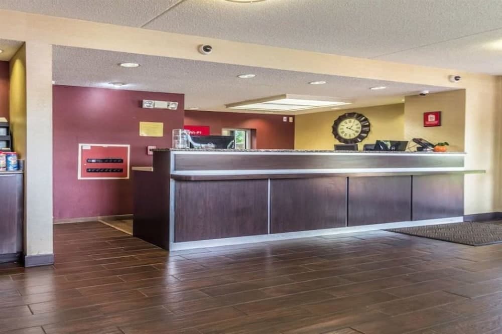 Red Oak Inn Detroit Metro Airport - Belleville interior in Belleville, MI — gallery photo 2