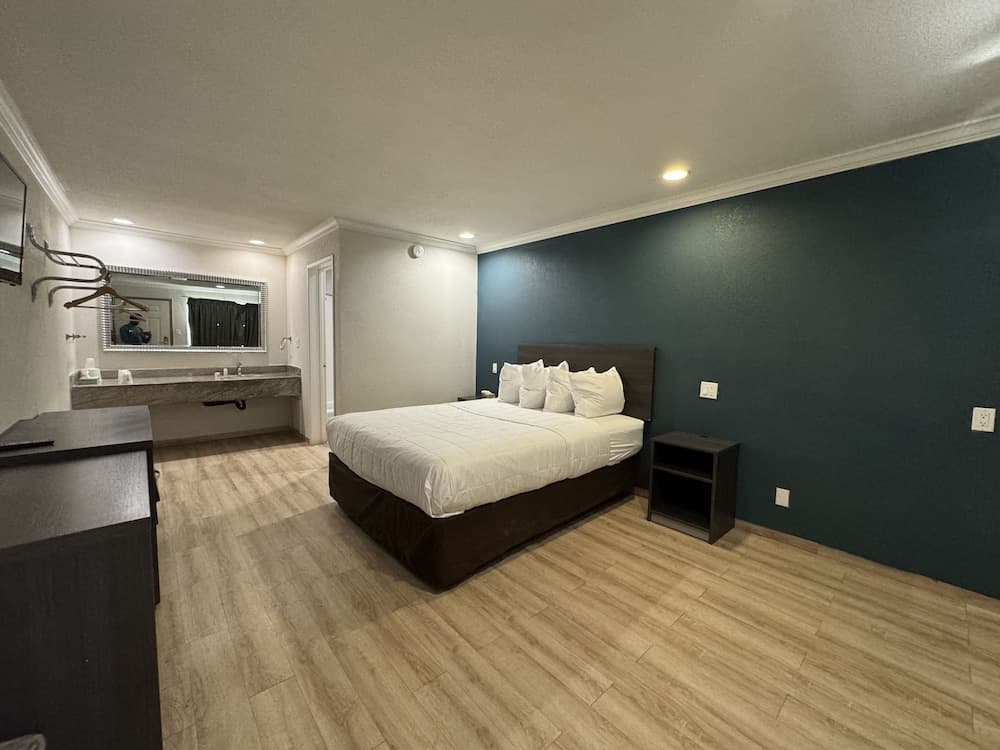 Baymont by Wyndham Bakersfield property views in Bakersfield, CA — gallery photo 3