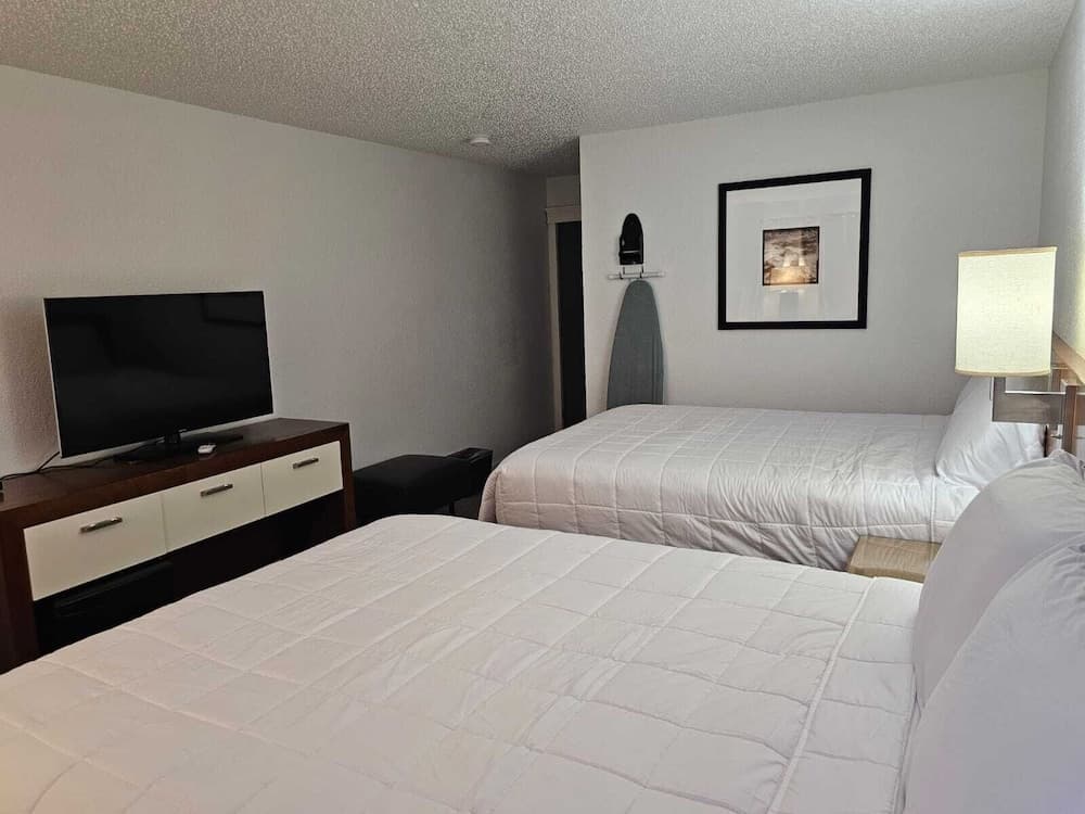 Hotel Simply Stay interior in Hobbs, NM — gallery photo 2