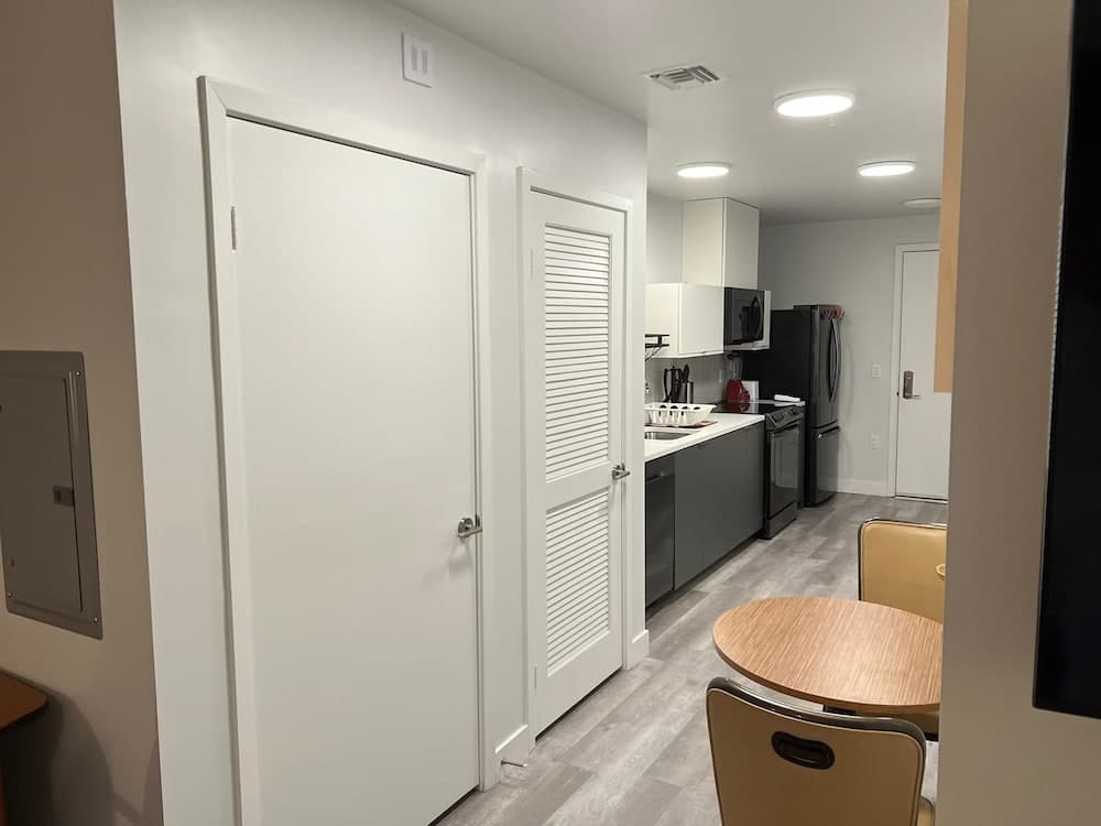 StaysPro - Hollywood Homes Minutes to Everything interior in Los Angeles, CA — gallery photo 2