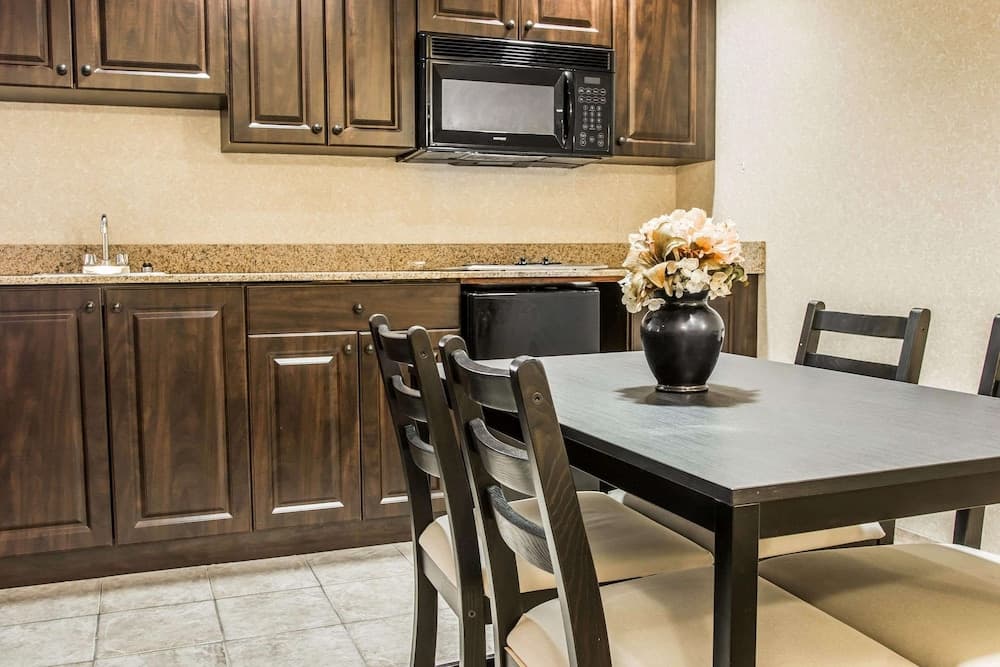 Comfort Suites Canton - Detroit gallery photo in Canton — image 32