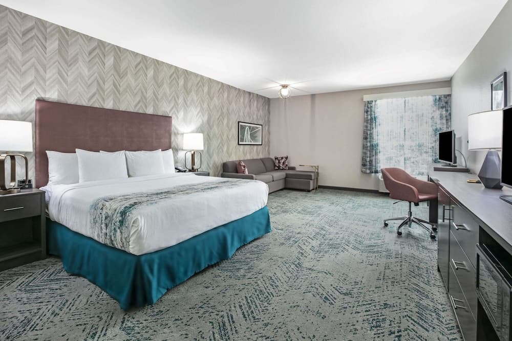 La Quinta Inn & Suites by Wyndham DFW West-Glade Parks property views in Euless, TX — gallery photo 3