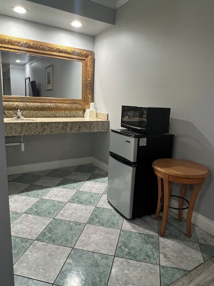 Amber Motel property views in Inglewood, CA — gallery photo 3