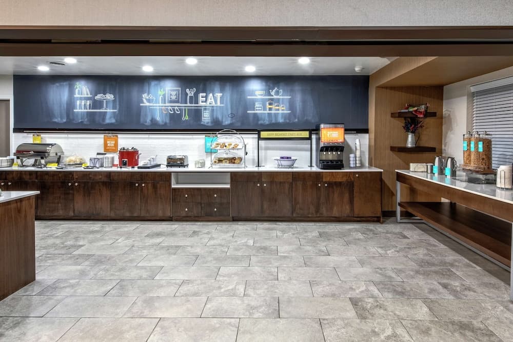 Hampton Inn Latrobe interior in Latrobe, PA — gallery photo 2