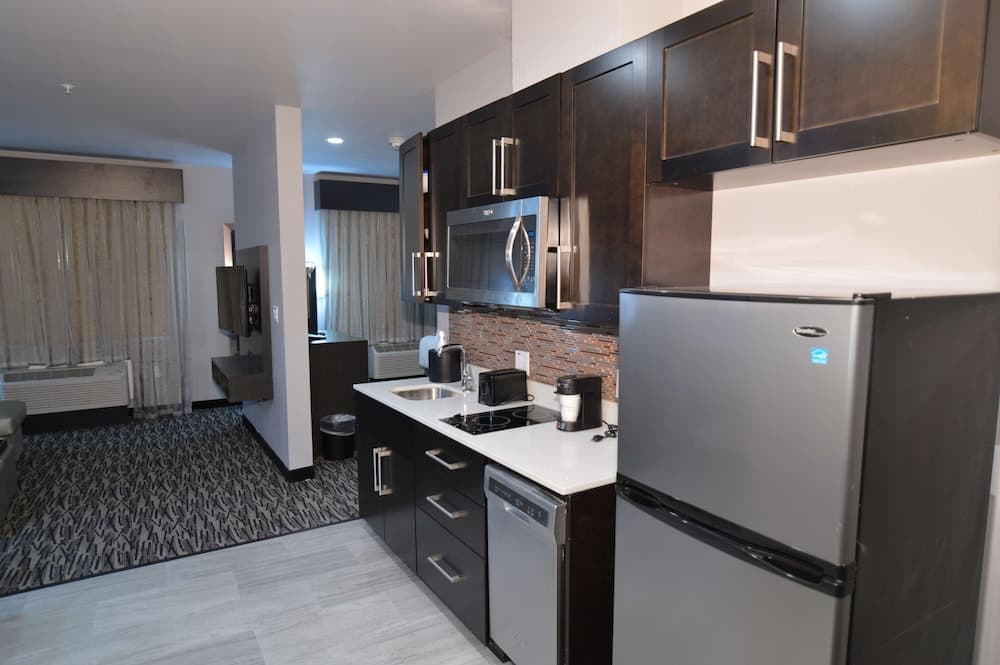 Best Western Plus Executive Residency Baytown property views in Baytown, TX — gallery photo 3