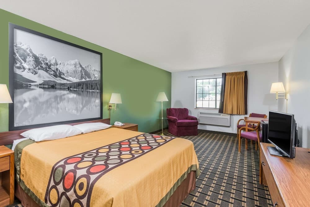 Super 8 by Wyndham Coshocton Roscoe Village interior in Coshocton, OH — gallery photo 2