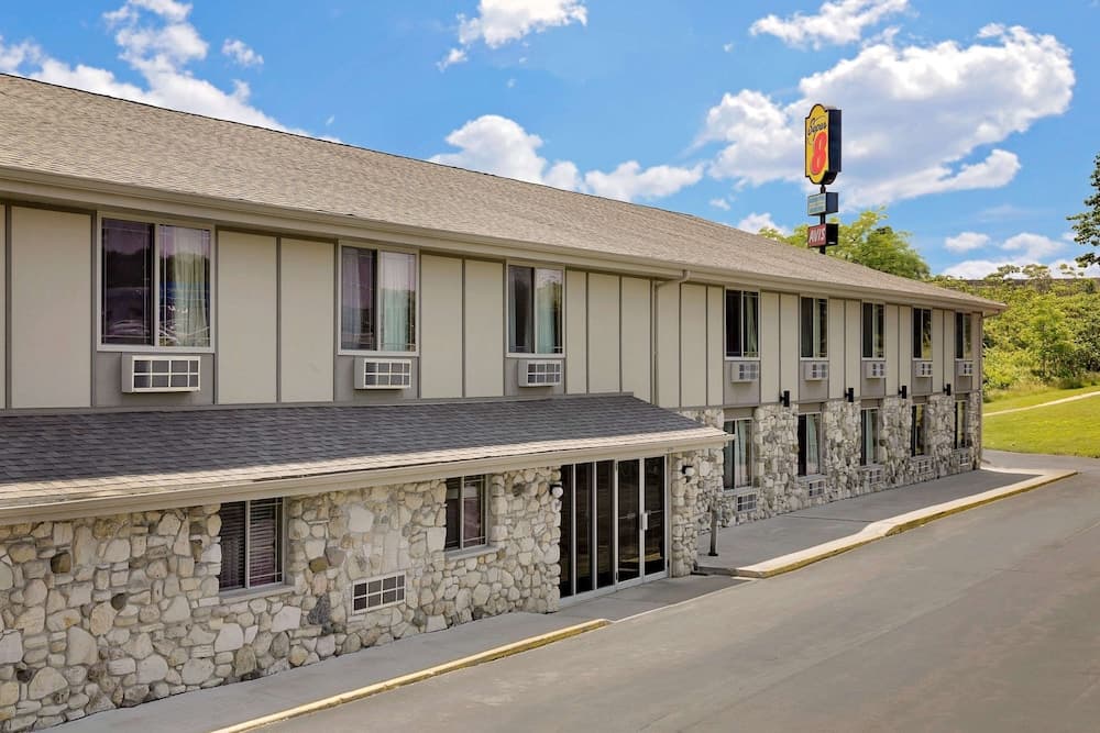 Super 8 by Wyndham Sturgeon Bay featured exterior or lobby in Sturgeon Bay, WI — similar hotel