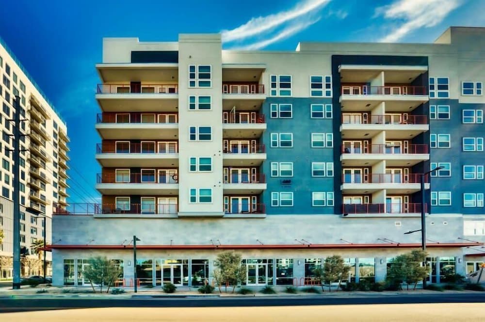 CozySuites at Downtown Phoenix featured exterior or lobby in Phoenix, AZ — similar hotel