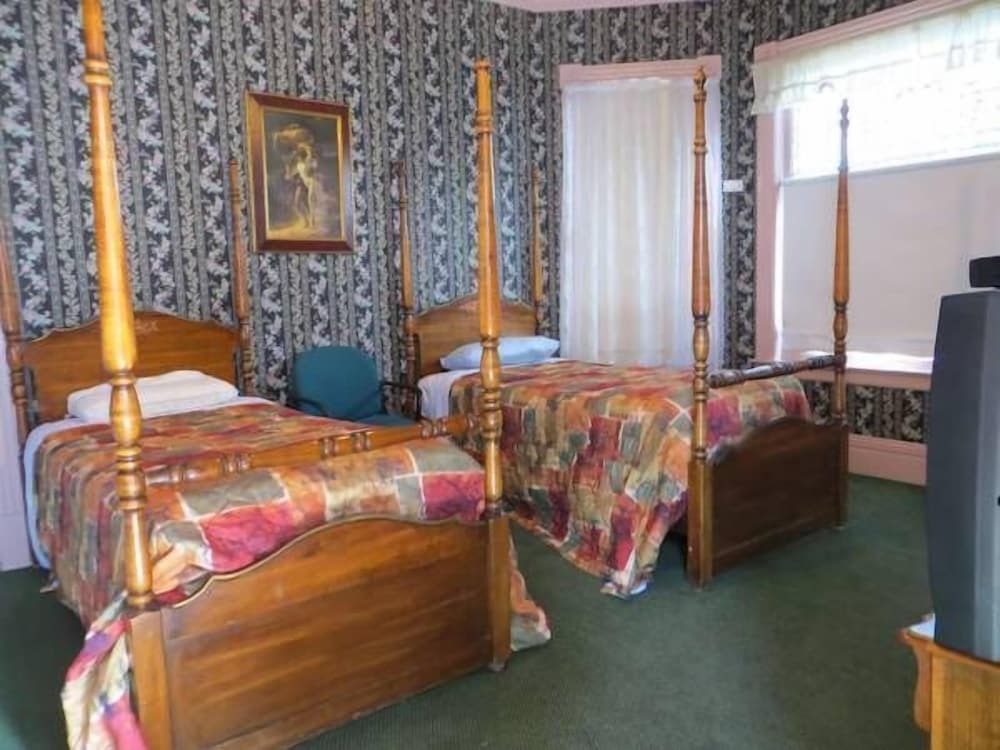 Irwin Street Inn property views in Hanford, CA — gallery photo 3